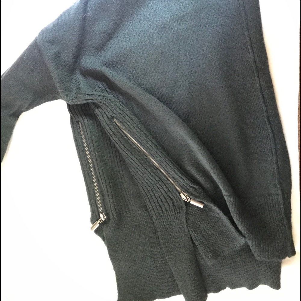Women’s Sweater - Picture 3 of 3